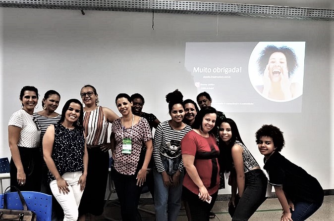 Alunas, professoras e servidora administrativa do IFG Aparecida que participaram do minicurso "Cuidados com a Pele", ministrado pela tecnóloga em Cosmetologia e Estética Daniella Lima, convidada para a Secitec